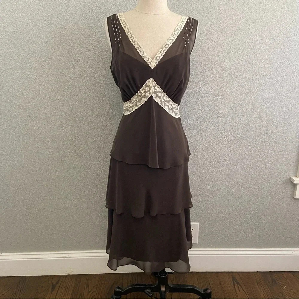 Liz Claiborne Tiered Lace Detail‎ Size 10 Bulit In Slip